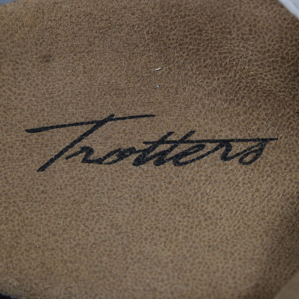 Trotters Sz 8 M White Tan Black Hook Loop Straps Open Toe Fabric Rubber Sandals