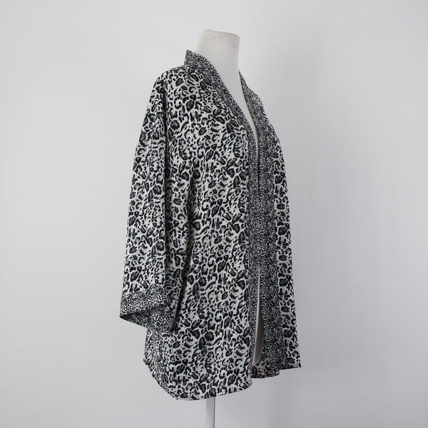 Roz Ali NEW $40 Sz L/XL Black White Gray Animal Print 100% Poly Wrap Sweater