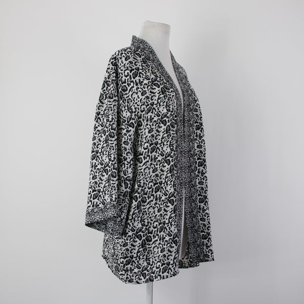 Roz Ali NEW $40 Sz L/XL Black White Gray Animal Print 100% Poly Wrap Sweater