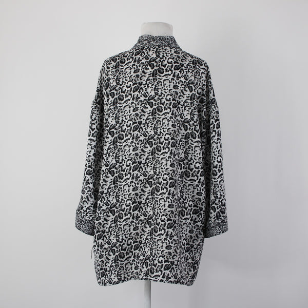 Roz Ali NEW $40 Sz L/XL Black White Gray Animal Print 100% Poly Wrap Sweater