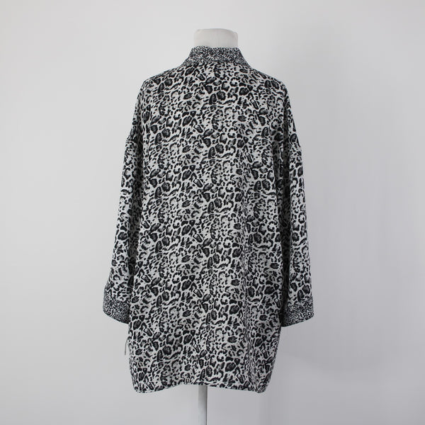 Roz Ali NEW $40 Sz L/XL Black White Gray Animal Print 100% Poly Wrap Sweater