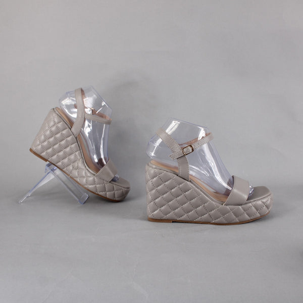 Olivia Miller Wedge Sz 8 Gray Quilted Open Toe Ankle Strap Man Made 4" Wedge