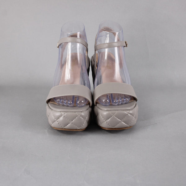 Olivia Miller Wedge Sz 8 Gray Quilted Open Toe Ankle Strap Man Made 4" Wedge