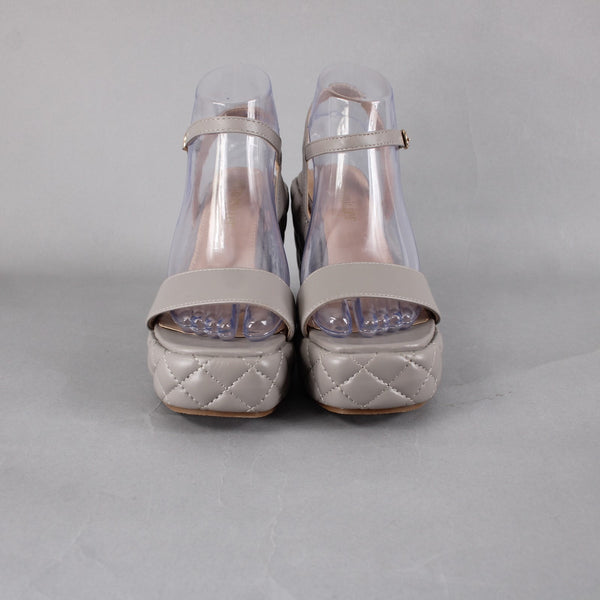Olivia Miller Wedge Sz 8 Gray Quilted Open Toe Ankle Strap Man Made 4" Wedge