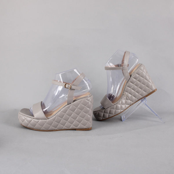 Olivia Miller Wedge Sz 8 Gray Quilted Open Toe Ankle Strap Man Made 4" Wedge