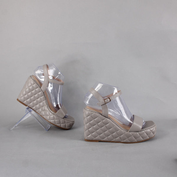 Olivia Miller Wedge Sz 8 Gray Quilted Open Toe Ankle Strap Man Made 4" Wedge