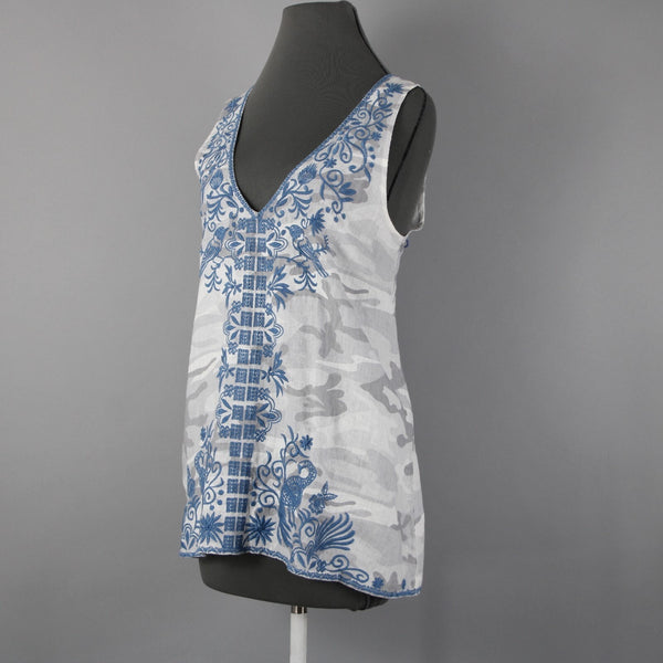 Johnny Was Sz M Blue White Gray Embroidered Floral V Neck 100% Linen Top
