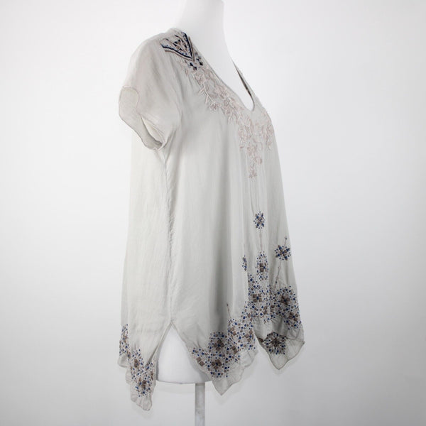 Johnny Was Sz M Taupe Tan Navy Embroidered V Cut 100% Cotton Polyester Top
