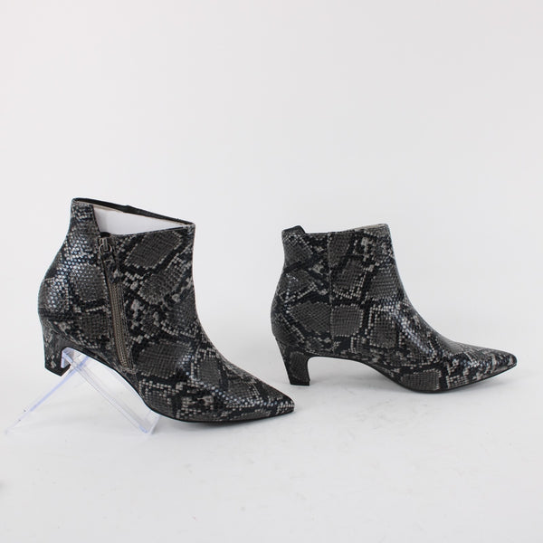 Seven Dials Sz 9 Gray Black Reptile Print Assymetric Outside Zip Manmade Booties