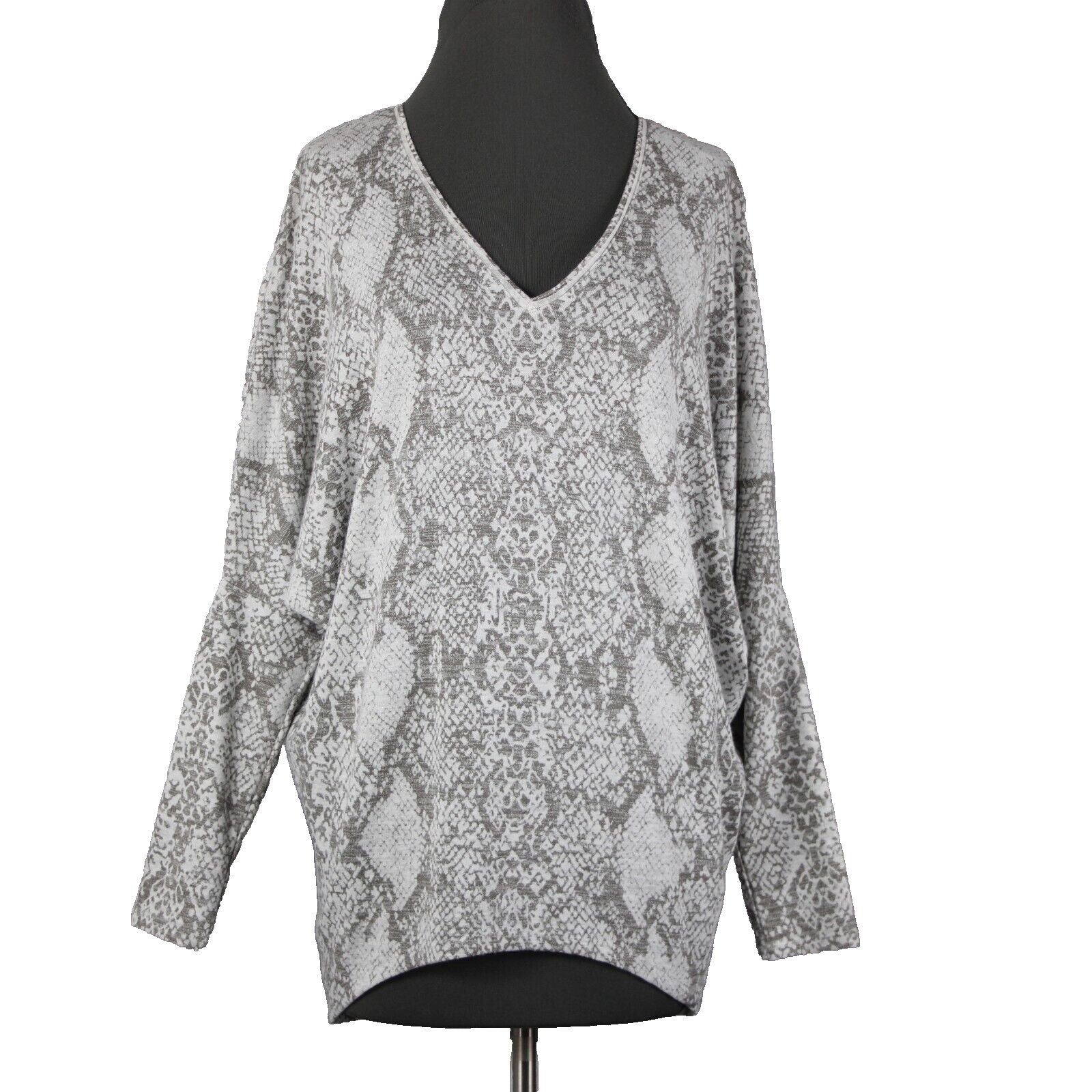 White House Black Market Sz XS Gray White Reptile Print V Neck Rayon Poly Top