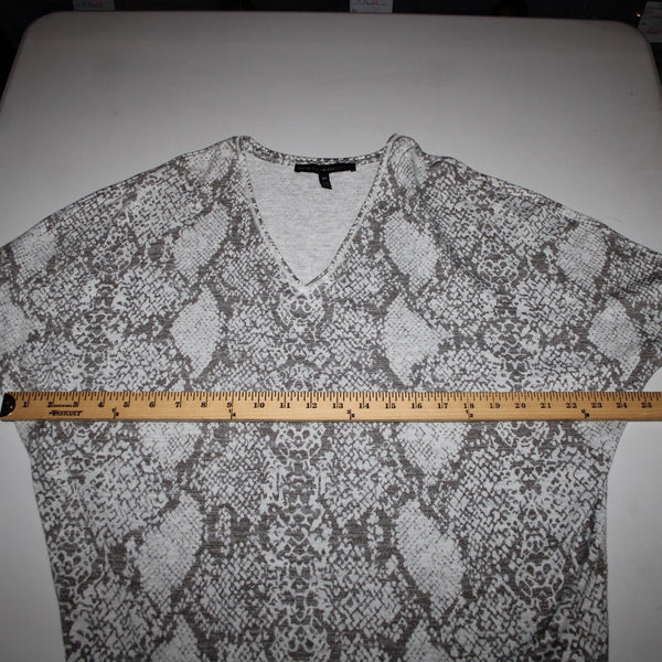 White House Black Market Sz XS Gray White Reptile Print V Neck Rayon Poly Top