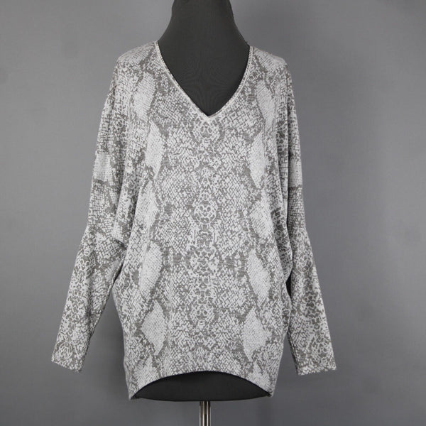 White House Black Market Sz XS Gray White Reptile Print V Neck Rayon Poly Top