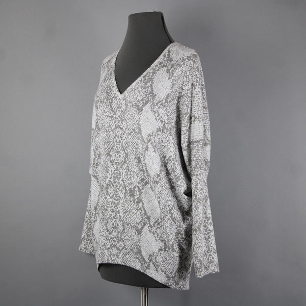 White House Black Market Sz XS Gray White Reptile Print V Neck Rayon Poly Top