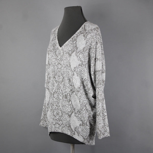 White House Black Market Sz XS Gray White Reptile Print V Neck Rayon Poly Top