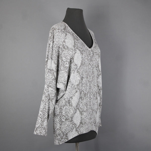 White House Black Market Sz XS Gray White Reptile Print V Neck Rayon Poly Top