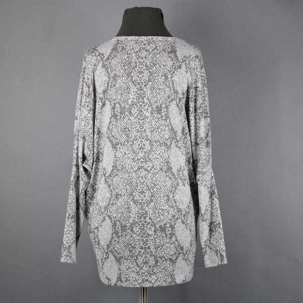 White House Black Market Sz XS Gray White Reptile Print V Neck Rayon Poly Top