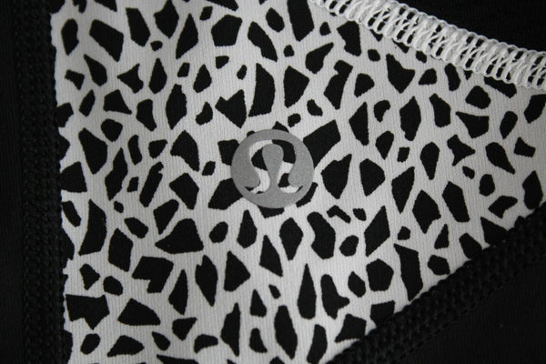 Lululemon Sz 6 x 23.5 Black White Multi Back Zip Pocket Activewear Crop Legging