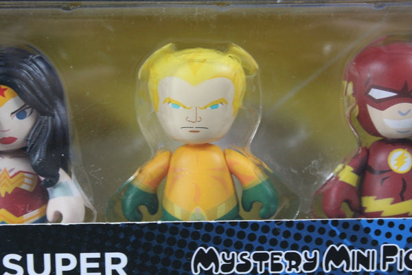 Mezco DC Comics Super Heroes Mystery 5 Mini Collectible Figure Box Set