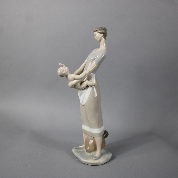 Lladro #4575 Motherhood Unboxed 13" Figurine