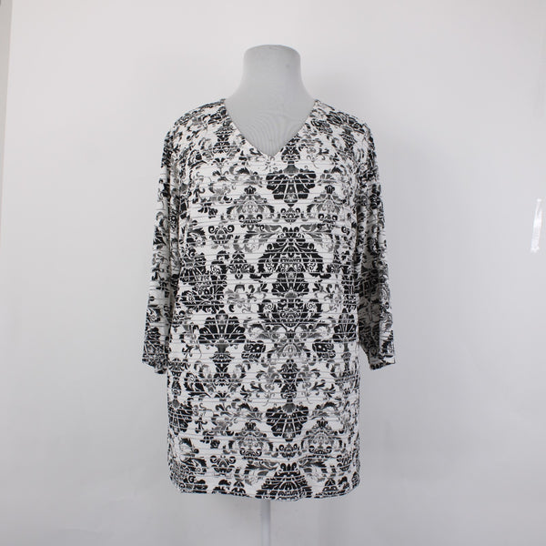 Cathy Top NEW $44 Sz 3X White Black Printed Design Polyester Spandex Top