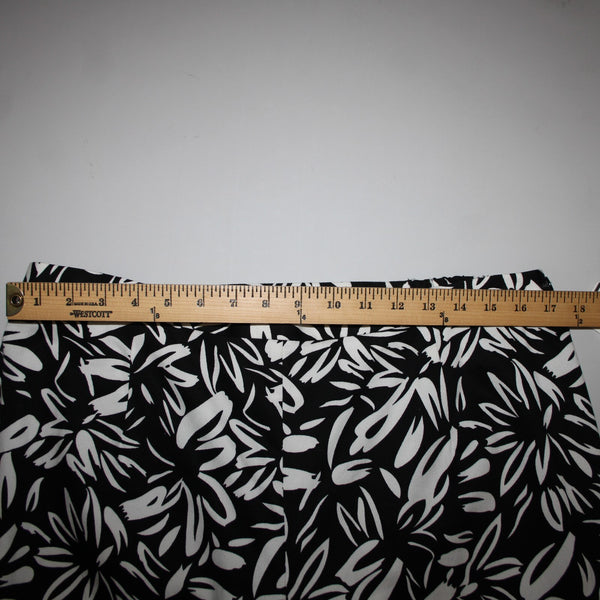 Sutton Studio NEW $79 Sz 16 x 26 Black White Elastic Sides Cotton Lycra Pant