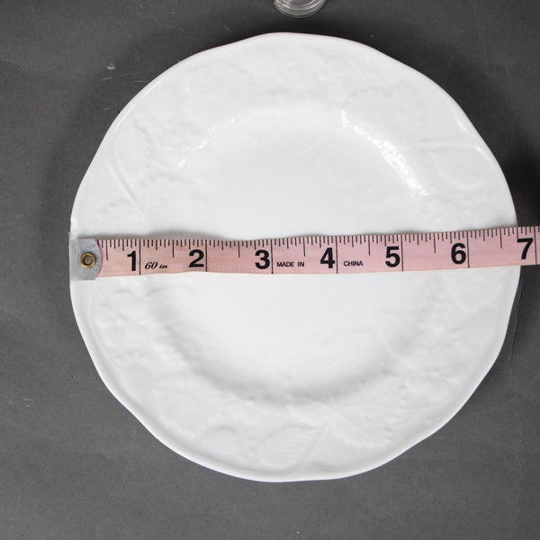 Wedgewood 1988 Strawberry & Vine Bone China White Textured 7" Plate