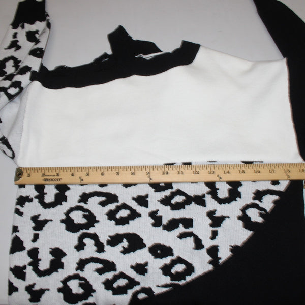 Fashion Sweater NEW $37 Sz M Black White Animal Print 100% Acrylic Sweater