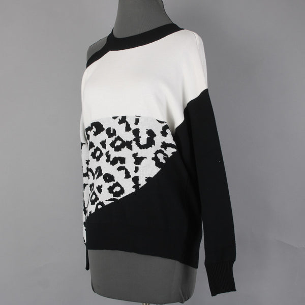 Fashion Sweater NEW $37 Sz M Black White Animal Print 100% Acrylic Sweater