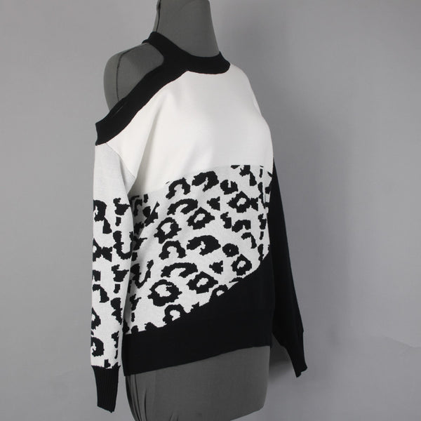 Fashion Sweater NEW $37 Sz M Black White Animal Print 100% Acrylic Sweater