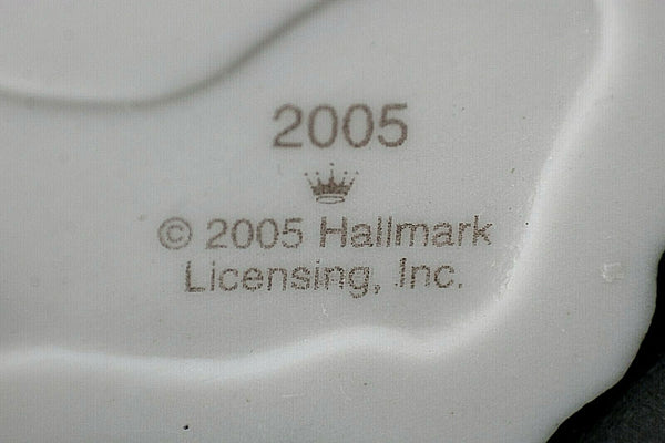 Hallmark 5.5 Green Multi 2005 Angel Holding Lilies Porcelain Angel